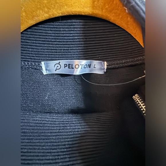 Peloton Ribbed Pullover 1/2 Zip Asymmetrical Black - Picture 5 of 7